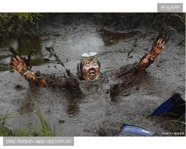 暴雨袭击美式足球场,泥潭变身竞技舞台!看球员如何在沼泽中拼搏到底 暴雨袭击美式足球场,泥潭变身竞技舞台!看球员如何在沼泽中拼搏到底